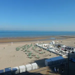 https://toplocatie-middelkerke-frontal-sea-view.ostend-hotel.net